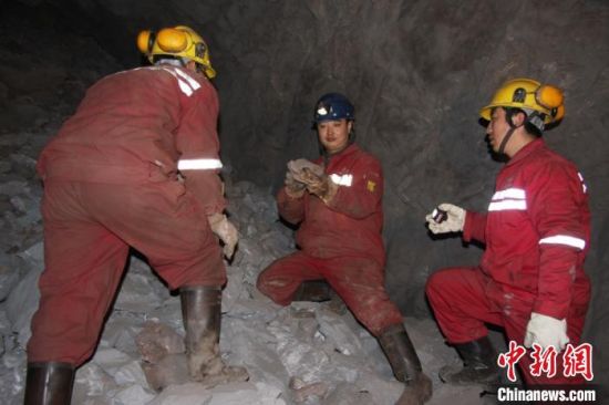 圖為甘肅嘉峪關(guān)酒鋼集團(tuán)鏡鐵山礦工作人員謝生瑞在井下作業(yè)。(資料圖)受訪者供圖
