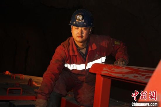 鏡鐵山礦位于祁連山南山山脈中段，是一個(gè)高海拔、高山型井下礦山，空氣稀薄，自然條件惡劣。圖為謝生瑞在礦區(qū)。(資料圖)受訪者供圖